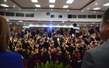 Egresados del Bachillerato General por Áreas Interdisciplinarias y de la Licenciatura en Administración de las Organizaciones lanzando birrete
