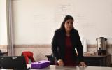 Profesora de la preparatoria 6 exponiendo proyecto