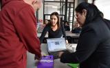 Profesores trabajan en su proyecto