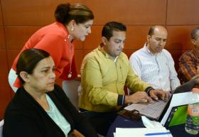 Asesores frente a una computadora.