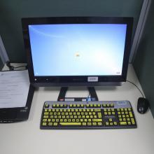Equipo con programas de software, teclados especializados, un mouse tipo TrackBall