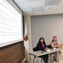 Doctora Yolanda Gayol y maestra Ana Irene Ramírez durante la la conferencia inaugural del Tercer Seminario en Gestión del Conocimiento y Servicios Informativos