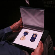 Medalla entregada a los reconocidos
