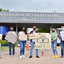 Estudiantes del Centro Universitario con pancartas