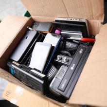 Caja con aparatos electrónicos