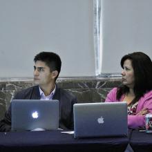 Participantes del Encuentro de Educación a distancia, trabajando frente a computadoras