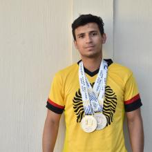 César Ramos, estudiante de UDGVirtual con sus medallas
