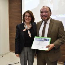 Doctora Avelar entregando reconocimiento al Doctor Hernández