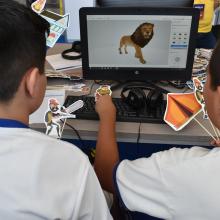 Fotografía de niños realizando actividades en computadora