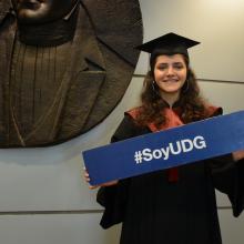 Ana Lucía Sánchez Tron, egresada UDGVirtual durante acto académico, reconocida como uno de los mejores promedios de su generación 