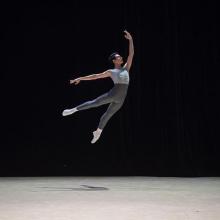 Enrique Bejarano Vidal realizando ballet clásico