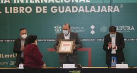 Dra. Rosa María Galindo González recibiendo la Presea de manos del Rector General