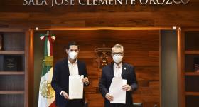 Presidente Municipal de Tecolotlán, y Secretario General de la UdeG, con las escrituras