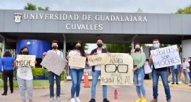 Estudiantes del Centro Universitario con pancartas