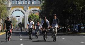 Asistentes paseando en bicicleta en la vía recreactiva 