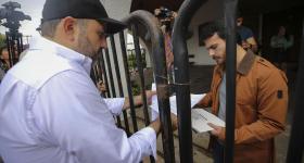 Rector General entregando oficio a personal de Casa Jalisco