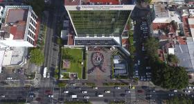 Fotografía panorámica del Listón humano realizado fuera del edificio Administrativo UdeG