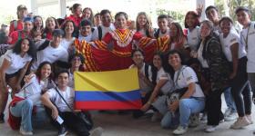 Estudiantes de intercambio con bandera de Colombia