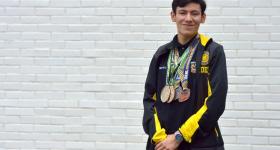 Josué Morales con medallas obtenidas