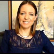 Captura de pantalla de la periodista Ivabelle Arroyo, moderadora del webinario 