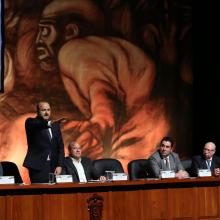 Doctor Ricardo Villanueva Lomelí  realizando la toma de protesta como Rector General