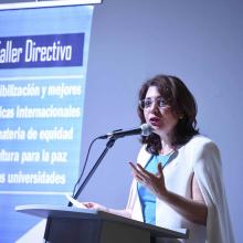 Doctora Carmen Rodríguez Armenta, Vicerrectora Ejecutiva de la UdeG haciendo uso de la palabra durante la clausura del Taller 