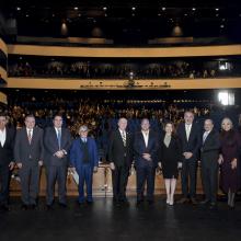 Diversos funcionarios públicos acompañan al Rector General en su informe