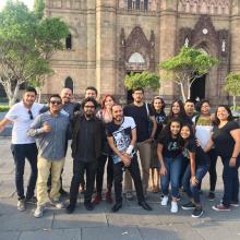 Fernando García, egresado de la licenciatura en Gestión Cultural de UDGVirtual junto con su equipo de trabajo