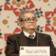  Miguel León Portilla, durante la feria Internacional del Libro