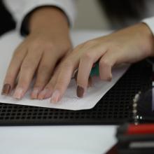 manos leyendo en braille