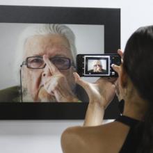 Mujer tomándole una foto a una fotografía de Fernando del Paso