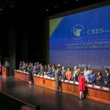 Autoridades de la UdeG entregan reconocimiento a los estudiantes