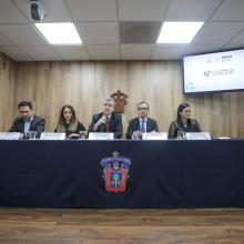 Presídium durante la rueda de prensa