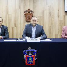 Presidium en rueda de prensa encabezada por Rector general