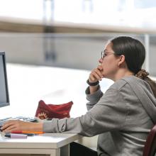 Estudiante frente a computadora