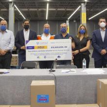 Rector General en la entrega de cheque simbólico al Gobernador de Jalisco
