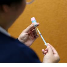 Persona con inyección en sus manos