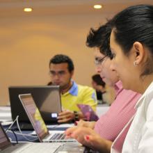 Estudiantes trabajando frente a computadora