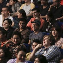 En el Teatro Diana, los jóvenes recibieron las tarjetas electrónicas con las que podrán tener acceso a la primera entrega de esta beca