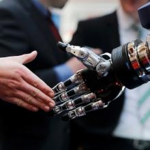 Saludo de mano entre humano y robot