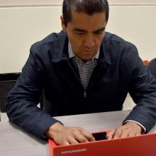 Estudiante trabajando en computadora