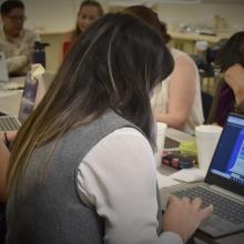 Estudiante frente a computadora