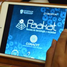 Portada de la revista Paakat en una tableta electrónica 