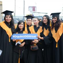 egresados UDGVirtual con toga y birrete
