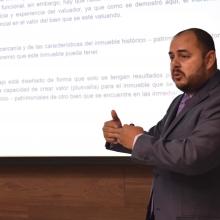 Luis Francisco Gutiérrez Villagómez, egresado de la maestría durante la presentación de su proyecto