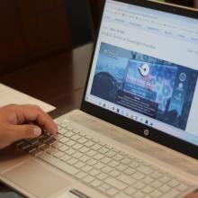 Estudiante frente a computadora