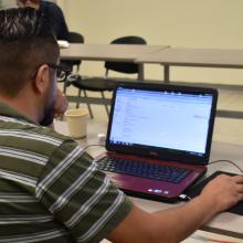 Asesor trabajando en computadora