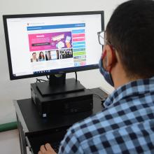 Usuario en computadora