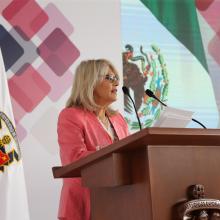 Doctora Avelar Álvarez durante la lectura de su informe de actividades
