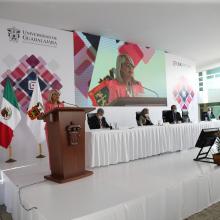 Presídium durante el informe de actividades